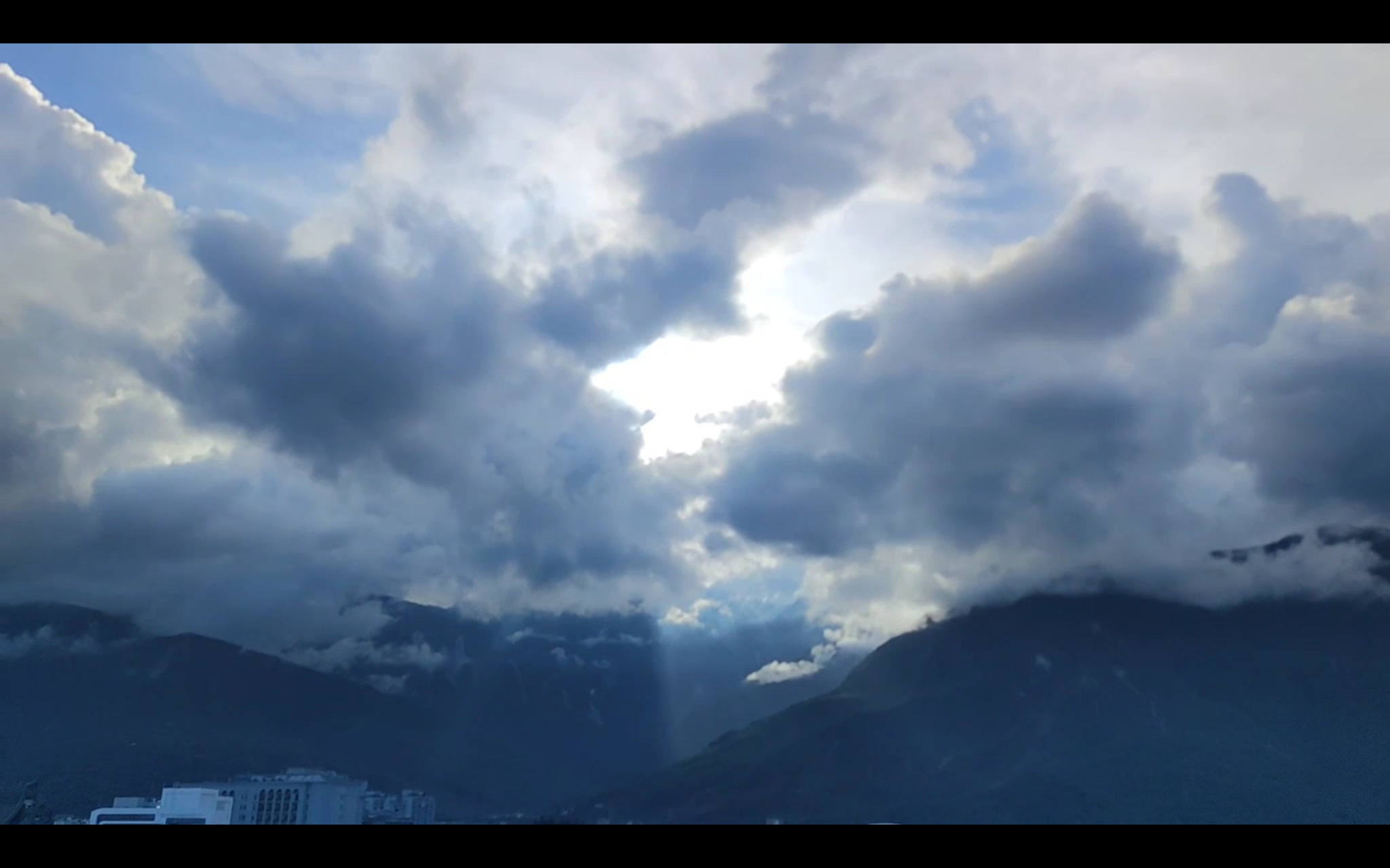 天光穿雲,中央山脈就在眼前
