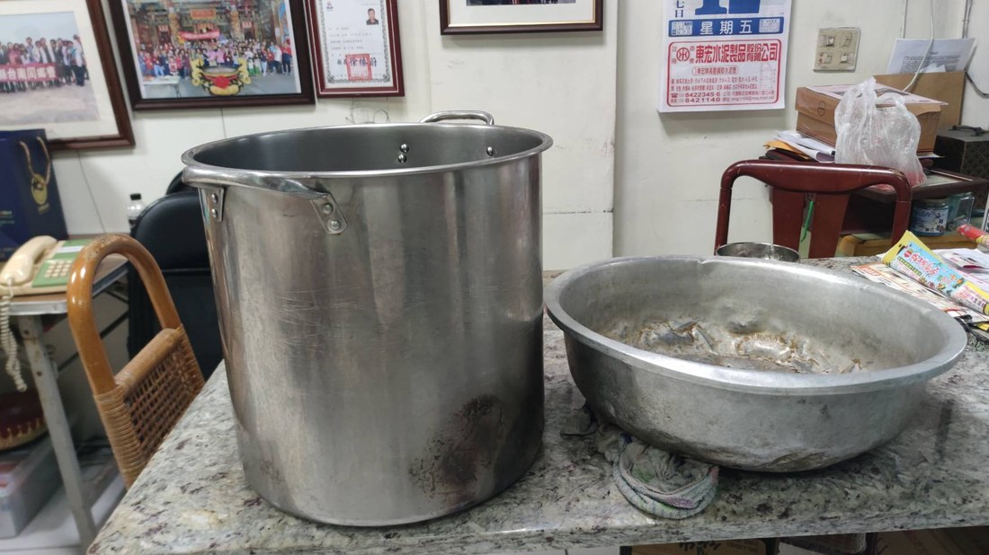 台南同鄉會會館供餐工具大鍋與大盆