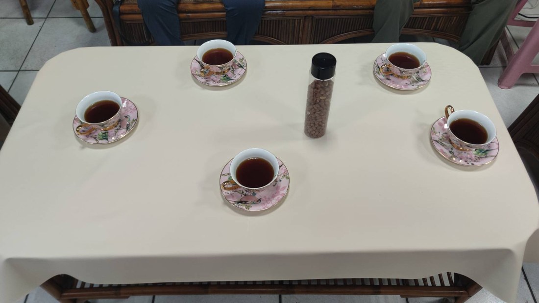 桌巾、花瓷杯與現磨咖啡