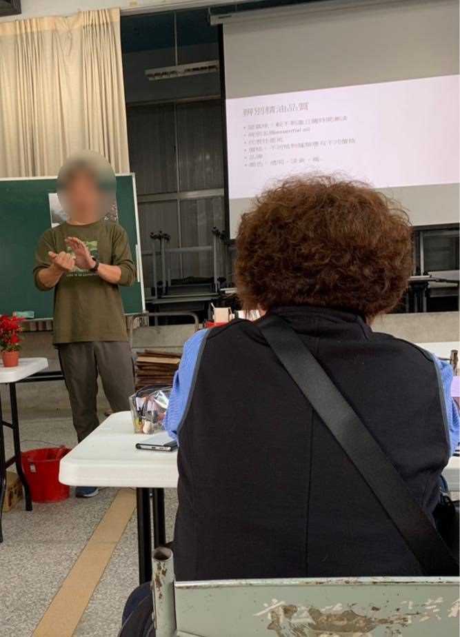 看到頭髮造型也想到系爭犬的生活聯想,人物臉部已模糊處理