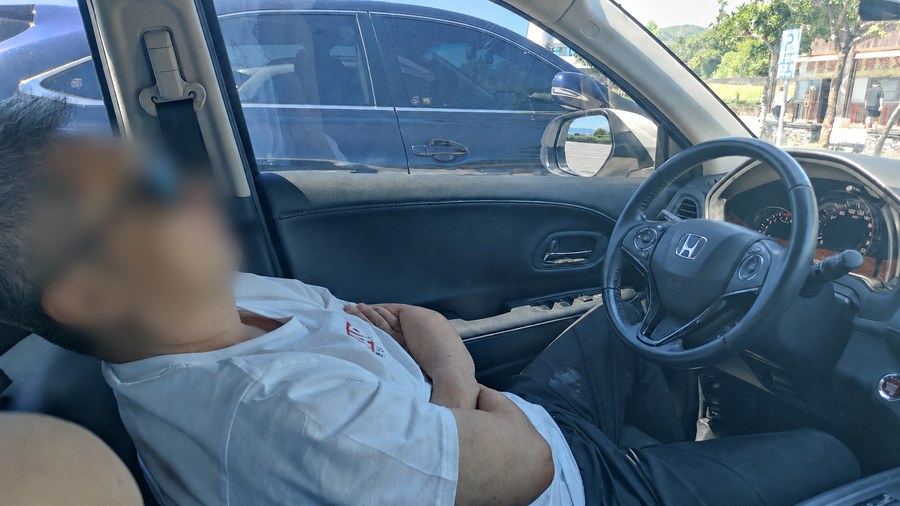 北回歸線附近車上休息照片人臉模糊