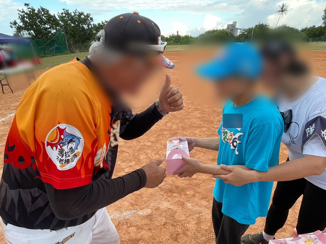 愛奇兒在棒球場接受祝福,人物已稍微模糊且人名已遮蔽