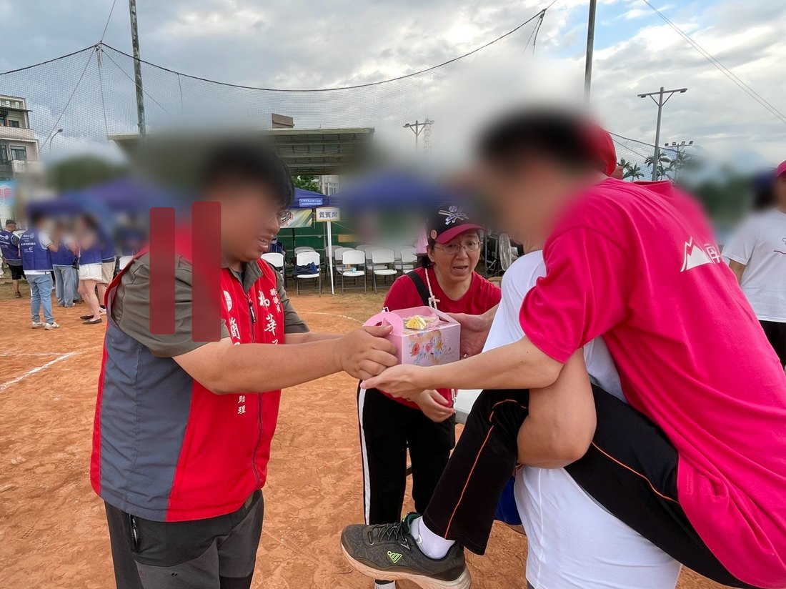 愛奇兒在陪伴下接受閉幕式祝福,人物已稍微模糊且人名已遮蔽