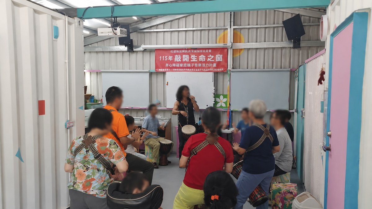 老師帶領家長與愛奇兒進行打擊樂團練,畫面人臉已模糊