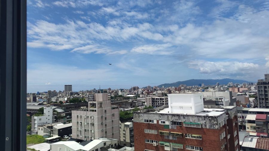 窗外 F-16 戰機準備降落